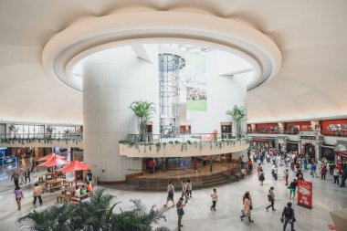 Turistler Oriental Pearl Tower, Shanghai, Çin