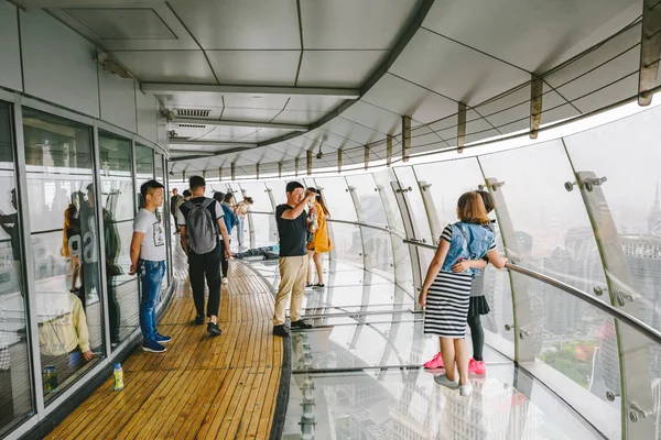 Los turistas que visitan Oriental Pearl Tower en Shanghai, China —  Fotos de Stock