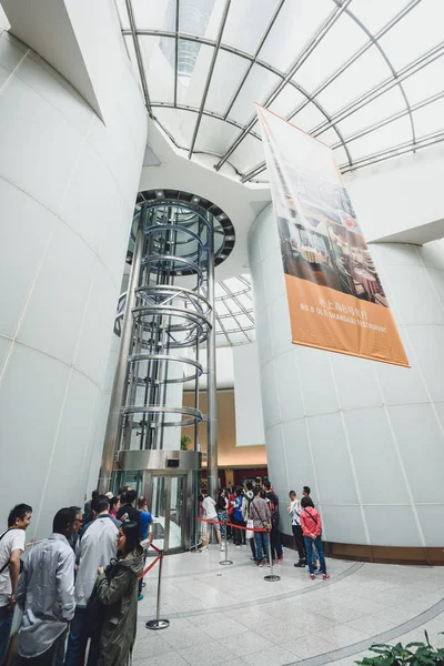 Tourists visiting Oriental Pearl Tower in Shanghai, China — Stock Photo, Image