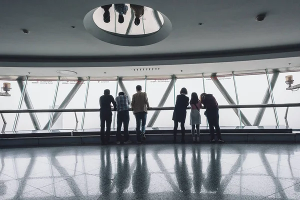 Los turistas que visitan Oriental Pearl Tower en Shanghai, China —  Fotos de Stock