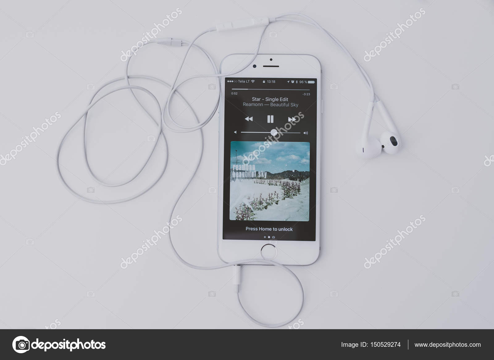 Playing Music On IPhone 6S – Stock Editorial Photo © Afotoeu.