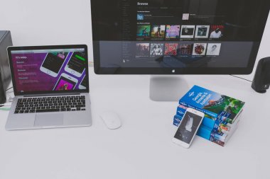 Bir cep telefonu ekran uygulamada spotify