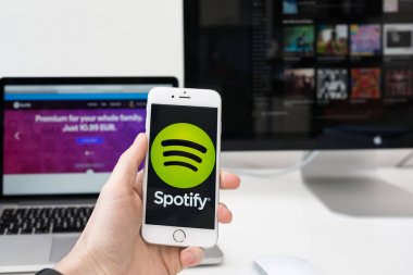 App logo üstünde smartphone perde spotify