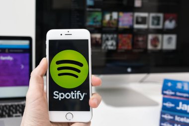 App logo üstünde smartphone perde spotify