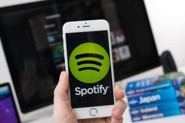 App logo üstünde smartphone perde spotify