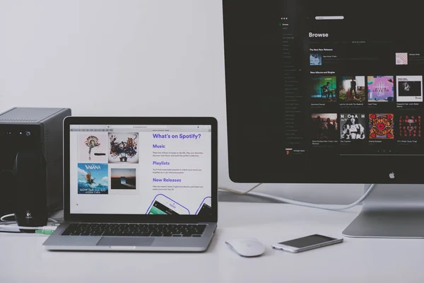 Spotify application on Apple laptop screen — Stock Photo, Image