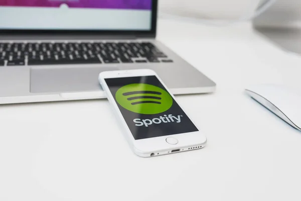 Spotify app logo na ekranie smartfonu — Zdjęcie stockowe