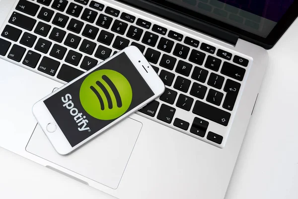 Spotify app logo na ekranie smartfonu — Zdjęcie stockowe