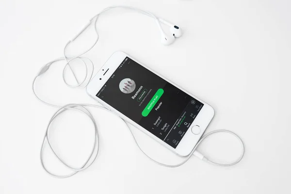 Reproducción de música en iPhone 6S — Foto de Stock