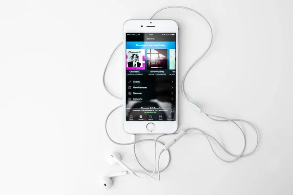 Odtwarzanie muzyki na iphone 6s — Zdjęcie stockowe