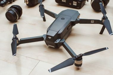 Ahşap arka plan üzerinde fotoğraf ekipmanı