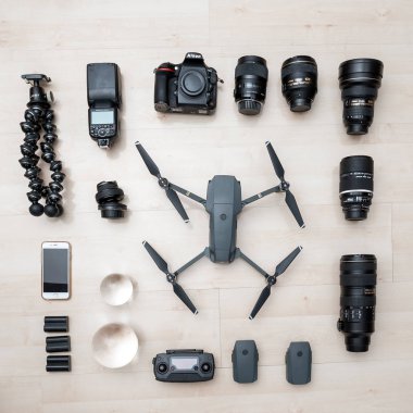 Ahşap arka plan üzerinde fotoğraf ekipmanı