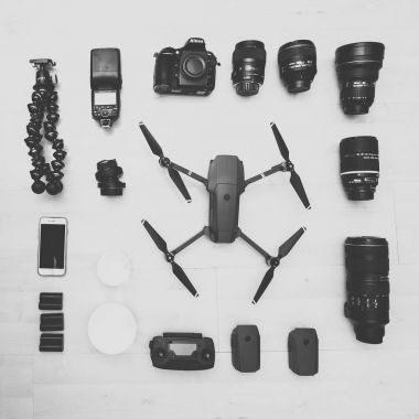 Ahşap arka plan üzerinde fotoğraf ekipmanı