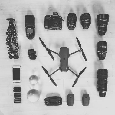 Ahşap arka plan üzerinde fotoğraf ekipmanı