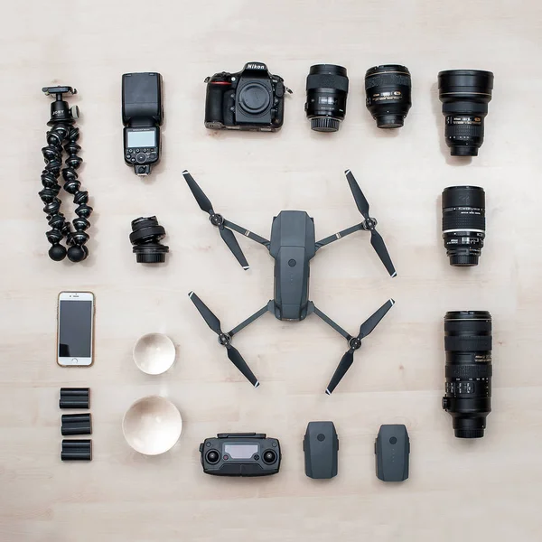 Ahşap arka plan üzerinde fotoğraf ekipmanı