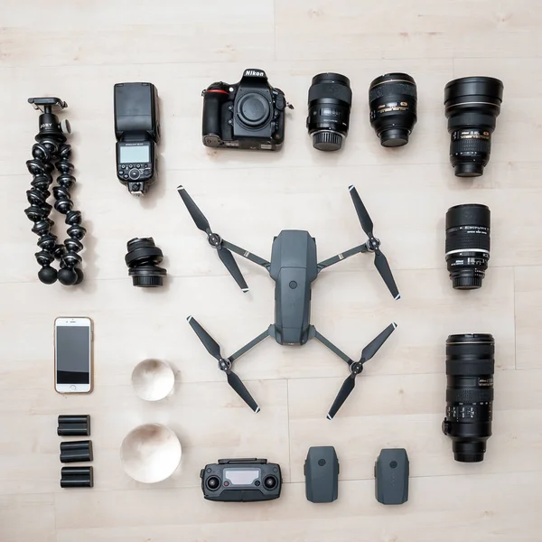 Ahşap arka plan üzerinde fotoğraf ekipmanı