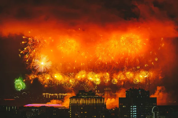 Feuerwerk über Moskauer Skyline — Stockfoto