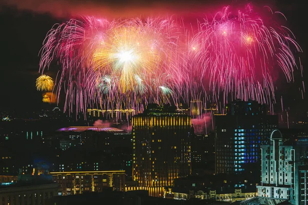 Feuerwerk über Moskauer Skyline — Stockfoto