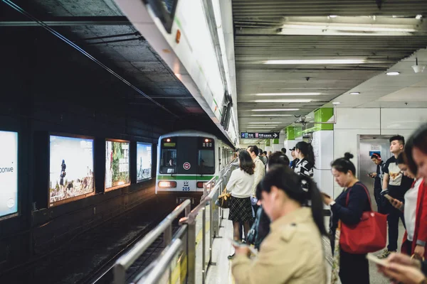 Pessoas à espera de trem em Shanghai Metro, China — Fotografia de Stock