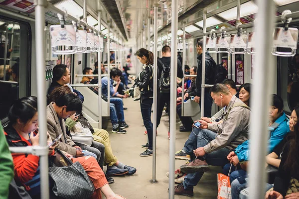 Persone nella metropolitana di Shanghai, Cina — Foto Stock