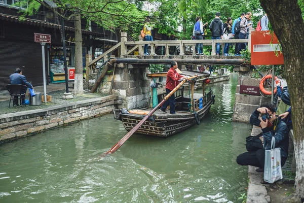 在朱家角古镇，中国观光船 — 图库照片