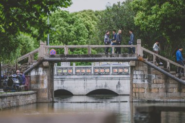 Shanghai, Çin - 07 Mayıs 2016: Turist Zhujiajiao antik kenti (Doğu denilen Venedik). Zhujiajiao bir antik su tanınmış 1700 yıldan fazla merkezidir