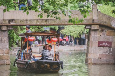 Shanghai, Çin - 07 Mayıs 2016: Gezi tekne turist nehir 