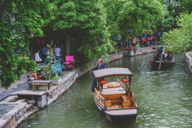 Shanghai, Çin - 07 Mayıs 2016: Gezi tekne turist nehir 