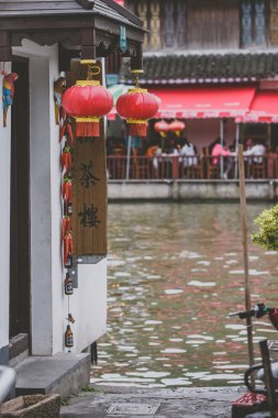 Shanghai, Çin - 07 Mayıs 2016: Turist Zhujiajiao antik kenti 