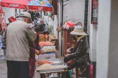 Shanghai, Çin - 07 Mayıs 2016: Kaz Zhujiajiao antik kenti kasabasında bahçesinde 