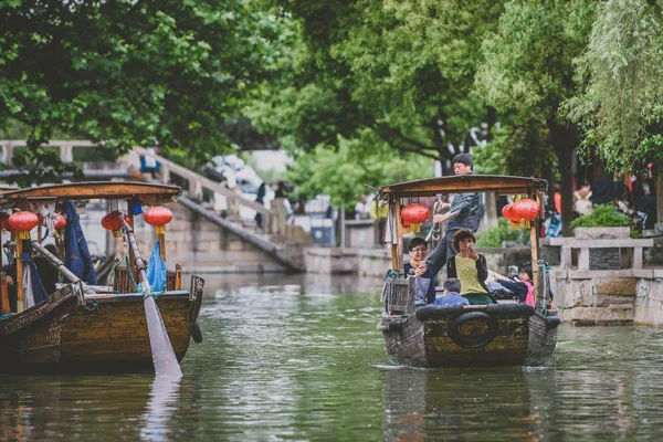 Zwiedzanie łodzi w Zhujiajiao starożytnego miasta, Chiny — Zdjęcie stockowe