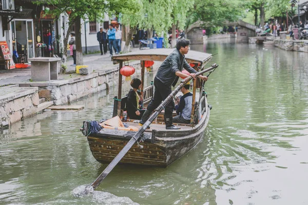 在朱家角古镇，中国观光船 — 图库照片