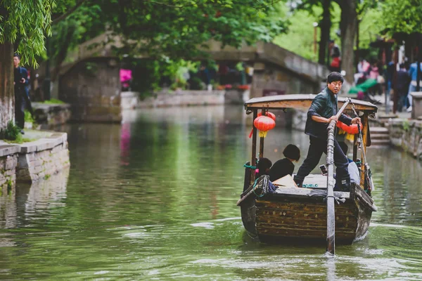 Zwiedzanie łodzi w Zhujiajiao starożytnego miasta, Chiny — Zdjęcie stockowe