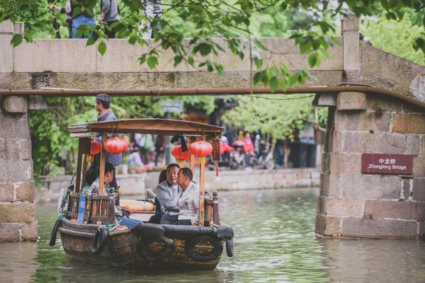 Shanghai, Çin - 07 Mayıs 2016: Gezi tekne turist nehir 