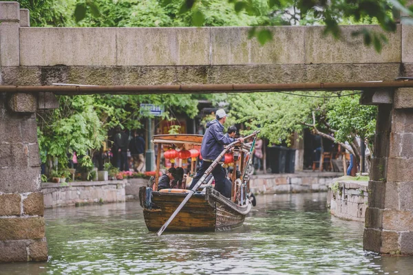 在朱家角古镇，中国观光船 — 图库照片