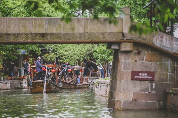 Shanghai, Çin - 07 Mayıs 2016: Gezi tekne turist nehir 