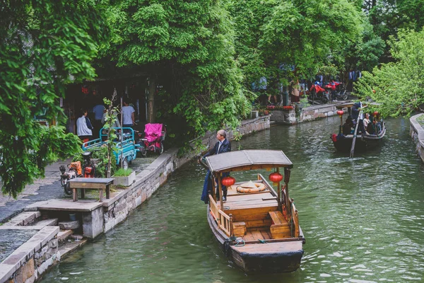 Shanghai, Çin - 07 Mayıs 2016: Gezi tekne turist nehir 