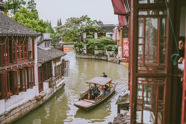 Gezi tekneleri Zhujiajiao antik kenti, Çin — Stok fotoğraf