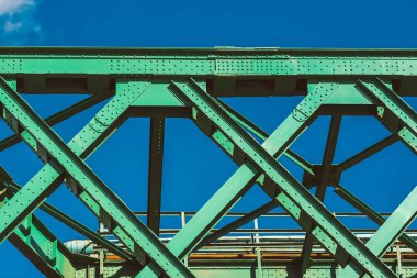 Yeşil Çelik Köprü, kirişler ve çelik konstrüksiyon ayrıntı açılı Görünümü Kapat