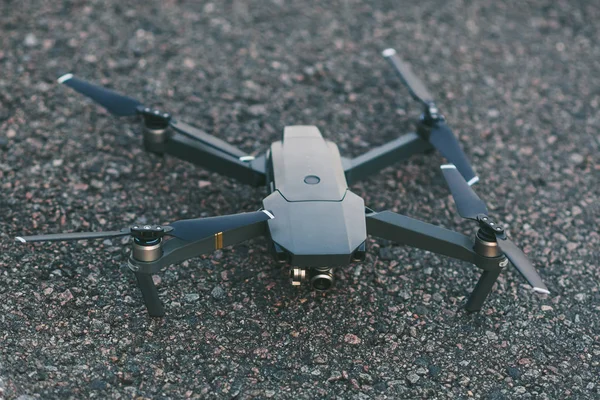 Pequeño dron colocado en el suelo —  Fotos de Stock