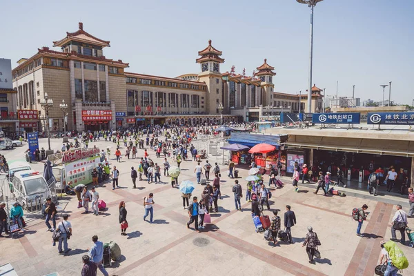 Mensen in de buurt van Beijing Railway Station — Stockfoto