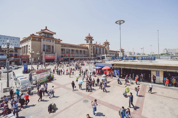 Mensen in de buurt van Beijing Railway Station — Stockfoto