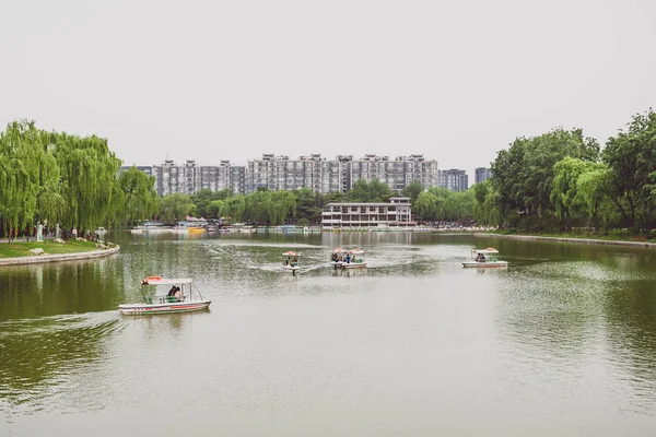 Водные велосипеды в парке Таорантинг в Пекине, Китай — стоковое фото