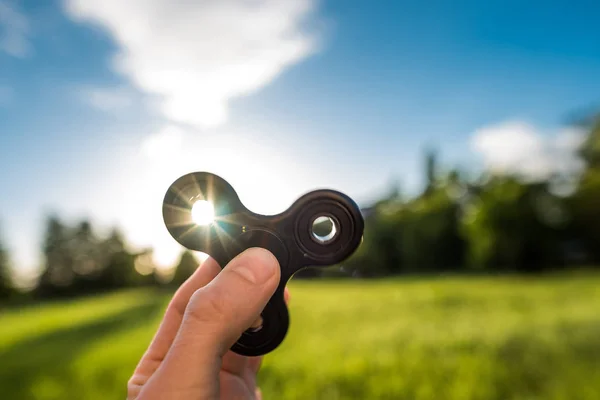 Fidget spinner in hand — Stock Photo, Image