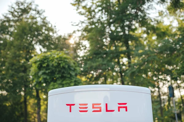 Tesla logo on Supercharger station — Stock Photo, Image