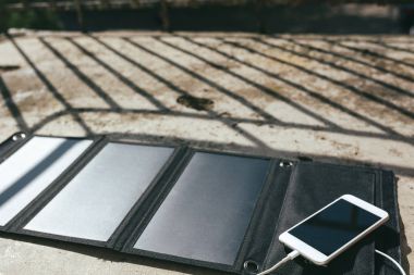 Cep telefonu güneş panelinden şarj oluyor