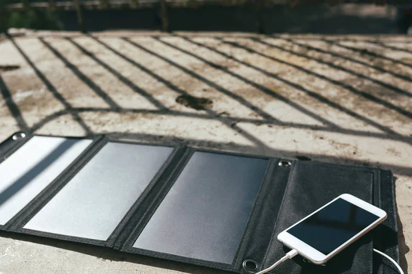 Teléfono móvil se está cargando desde el panel solar — Foto de Stock