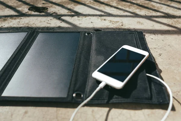 Teléfono móvil se está cargando desde el panel solar — Foto de Stock