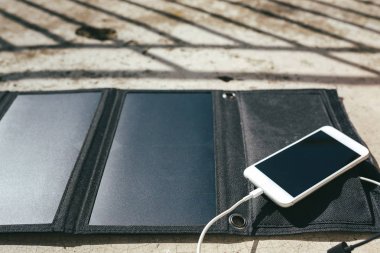 Cep telefonu güneş panelinden şarj oluyor
