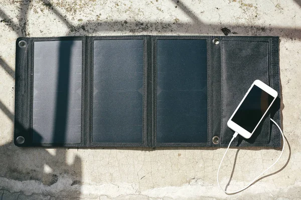 Teléfono móvil se está cargando desde el panel solar — Foto de Stock